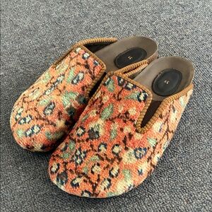 Carpet Clogs Women’s 9